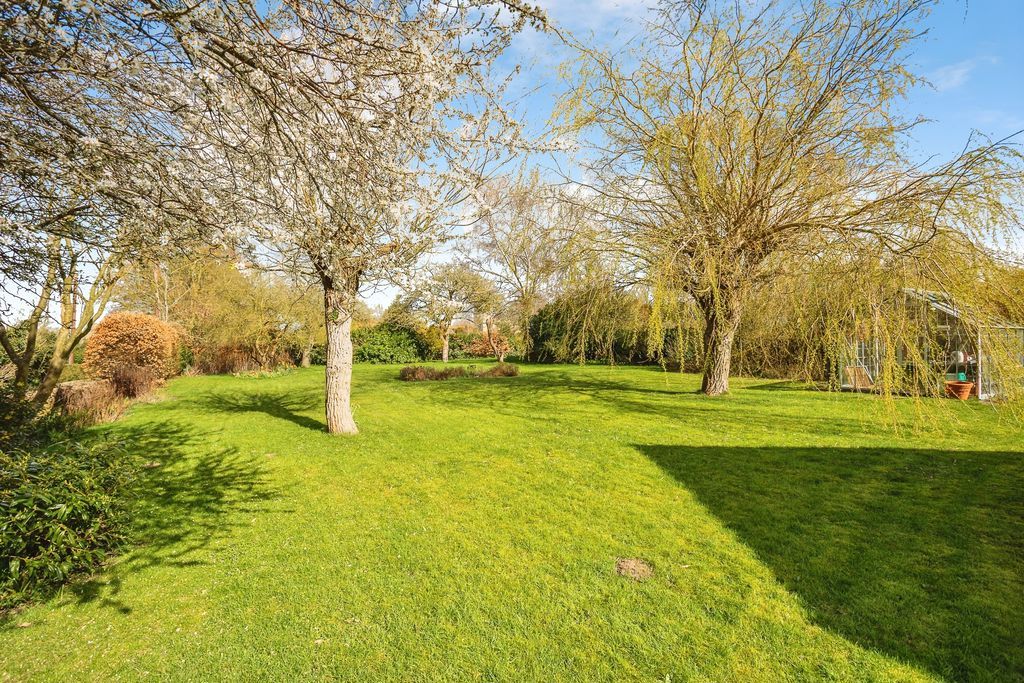 Property photo 3 of 23 Side Garden