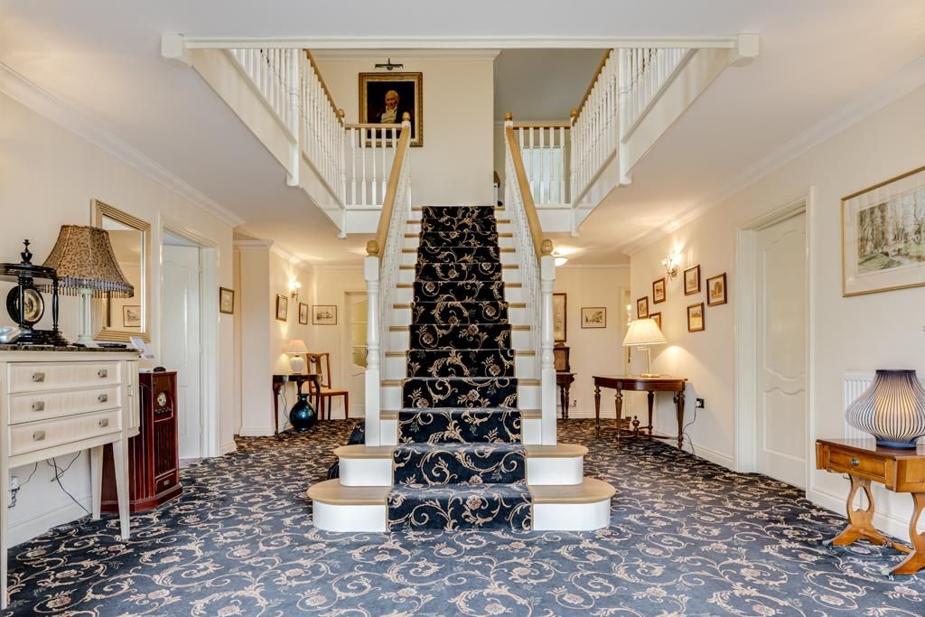 Property photo 2 of 48 165 Finedon Road, Irthlingborough - Hallway-1.Jpg