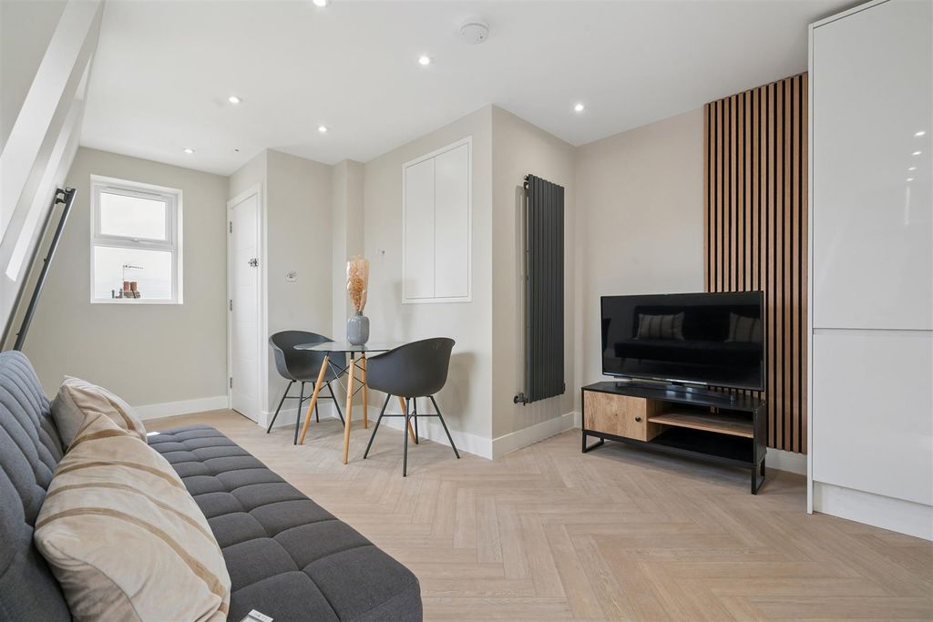 Property photo 2 of 7 Flat 4 20 Hoyle Road Reception 6.Jpg