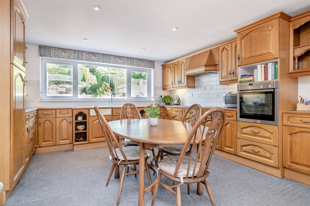 Property photo 2 of 28