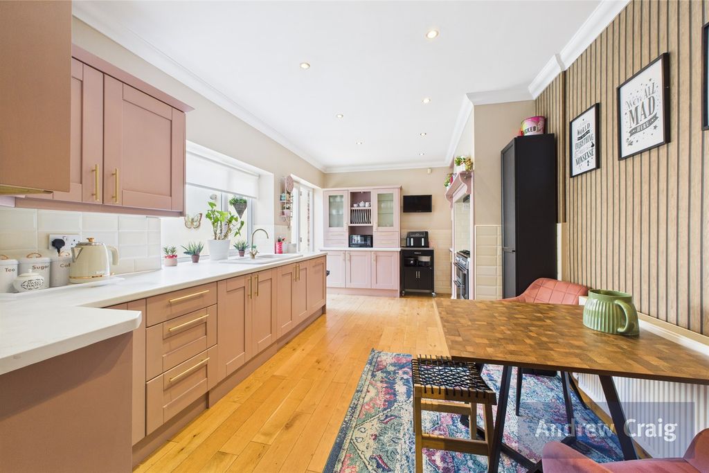 Property photo 3 of 12 Kitchen