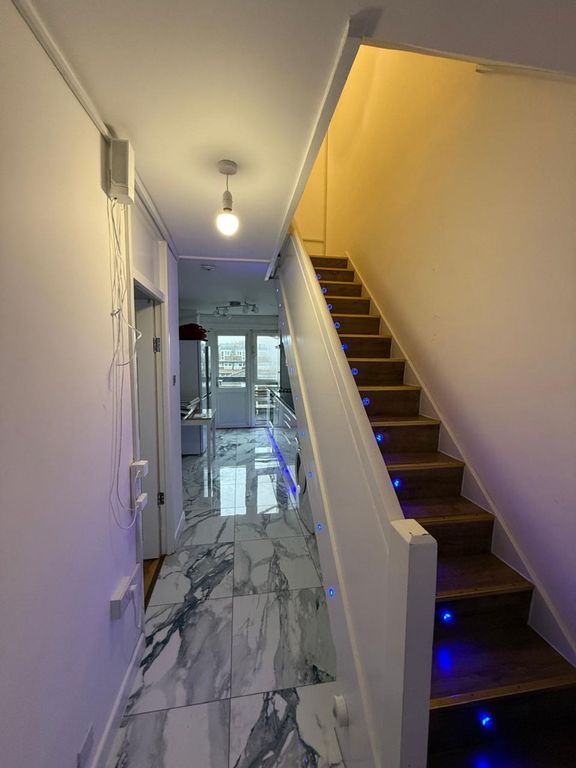 Property photo 3 of 26 Entrance Hall