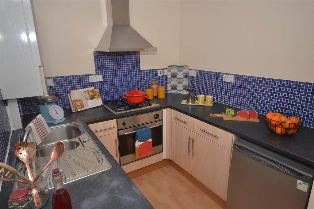 Property photo 3 of 8 Kitchen (2).Jpg