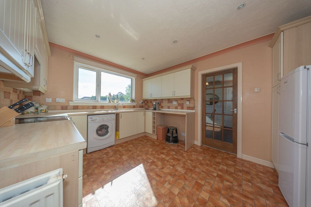 Property photo 3 of 30 Kitchen