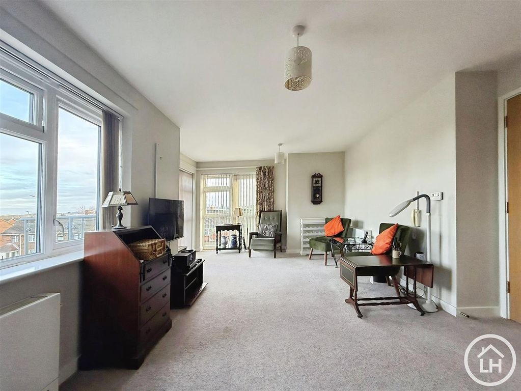 Property photo 3 of 15 Lounge