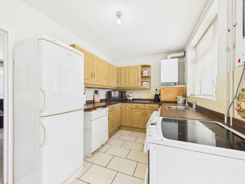 Property photo 3 of 11 Kitchen