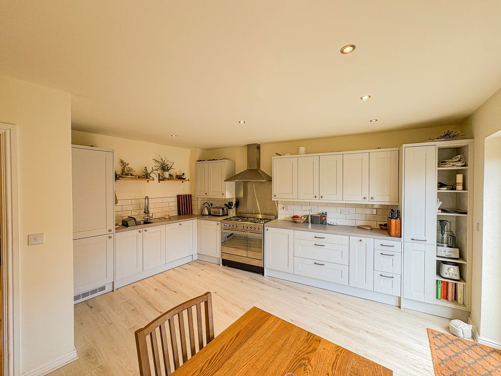 Property photo 3 of 13 Image00005