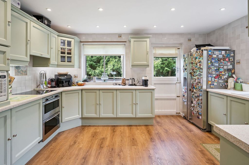 Property photo 2 of 28