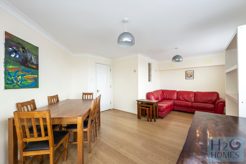 Property photo 3 of 15 The Strand, Merton Court, Flat 46-002