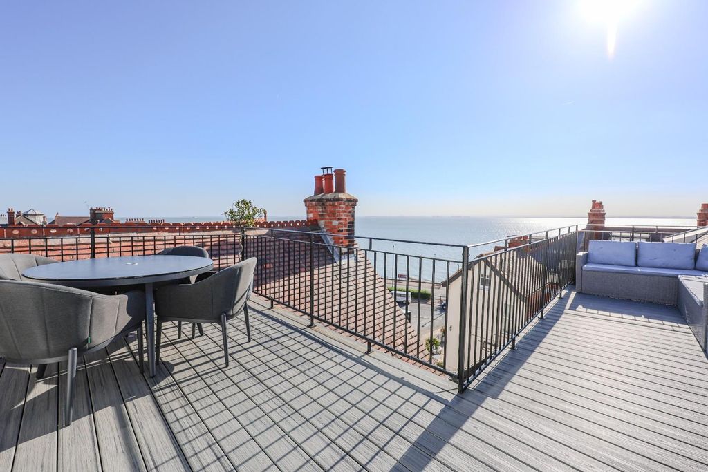 Property photo 3 of 33