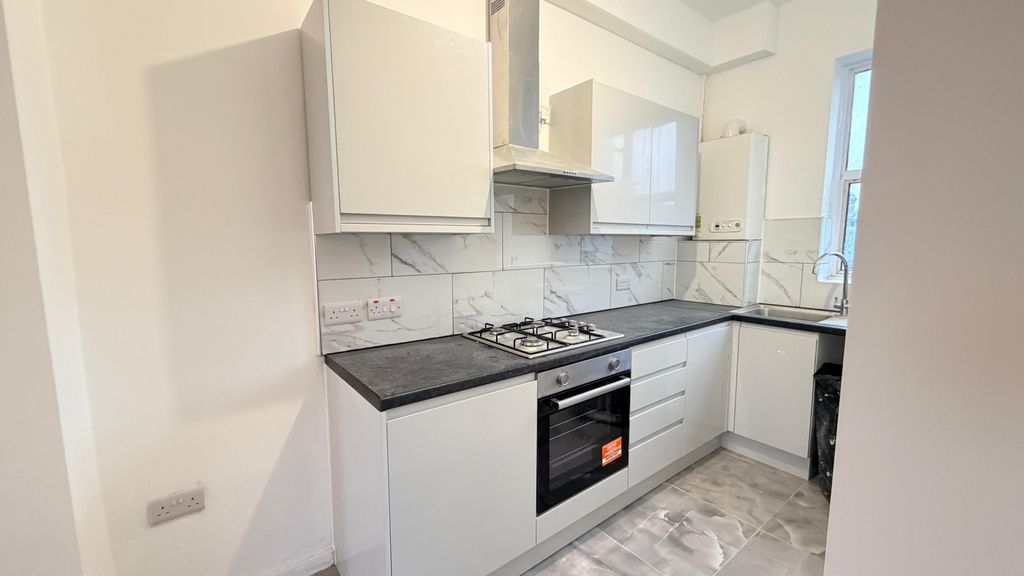 Property photo 1 of 7 3 Bed Flat To Rent Upton Lane, London E7