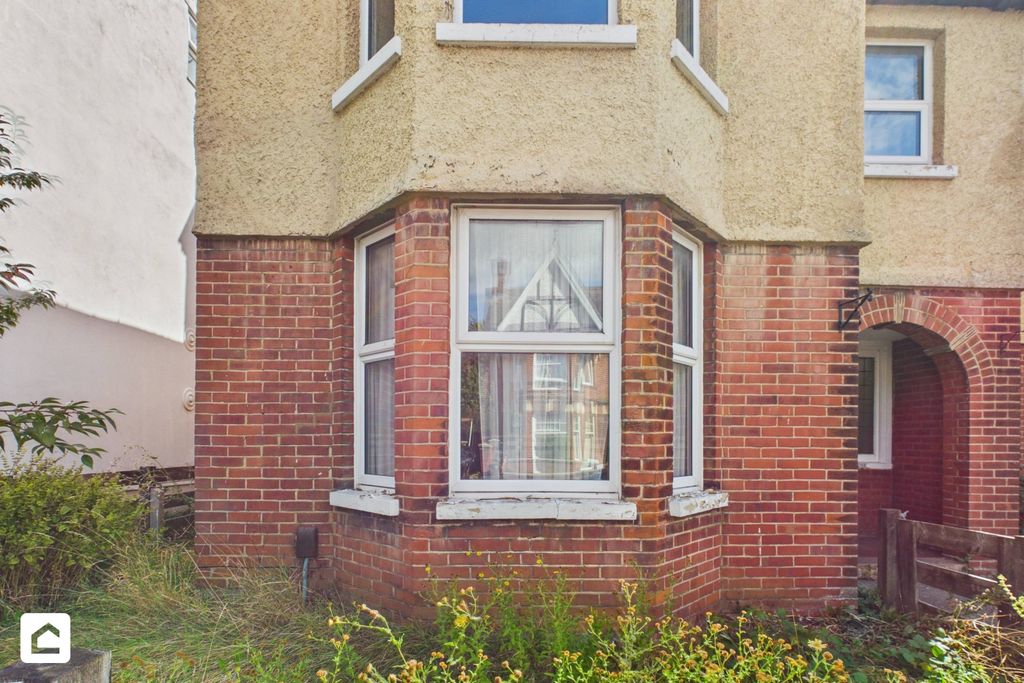 Property photo 3 of 30 Bay Window Clarendons Western Avenue
