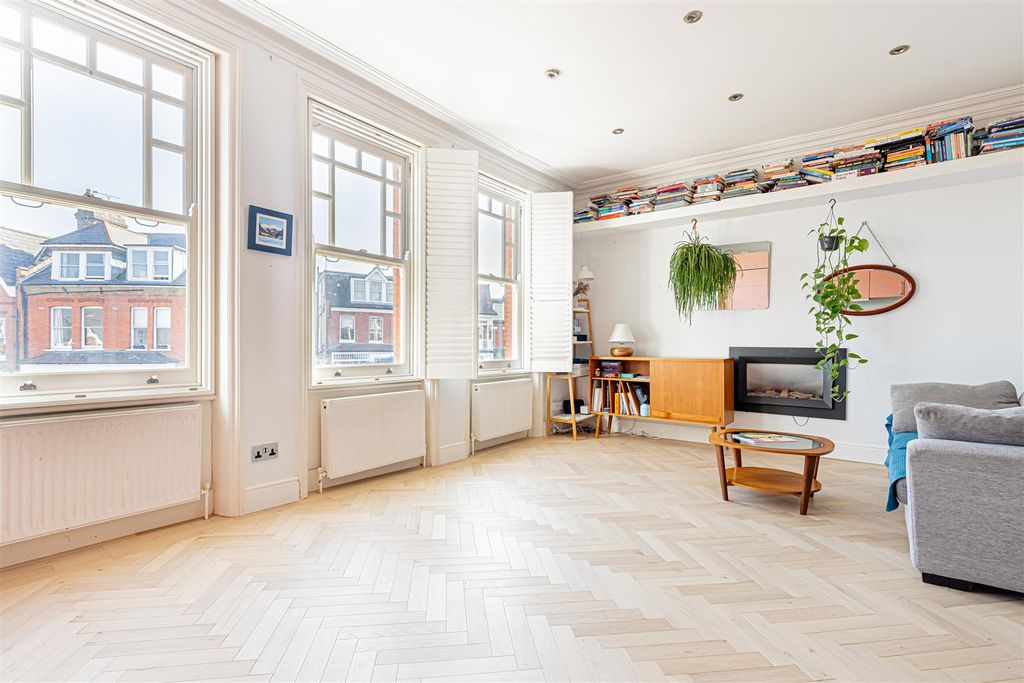Property photo 1 of 22 Hillfield Road (8).Jpg