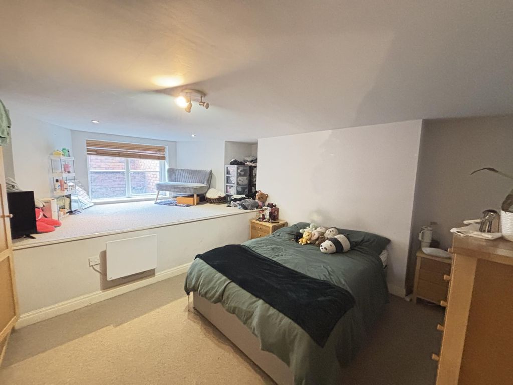 Property photo 1 of 18 A Spacious And Well-Maintained Master Bedroom Feat...