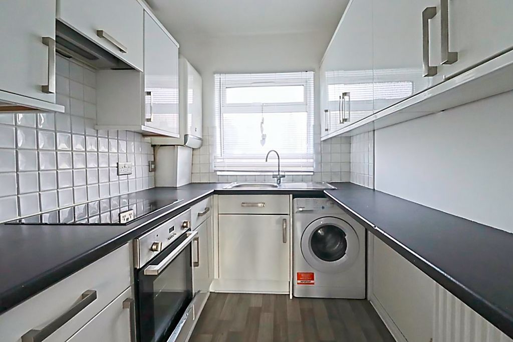 Property photo 3 of 9 Kitchen