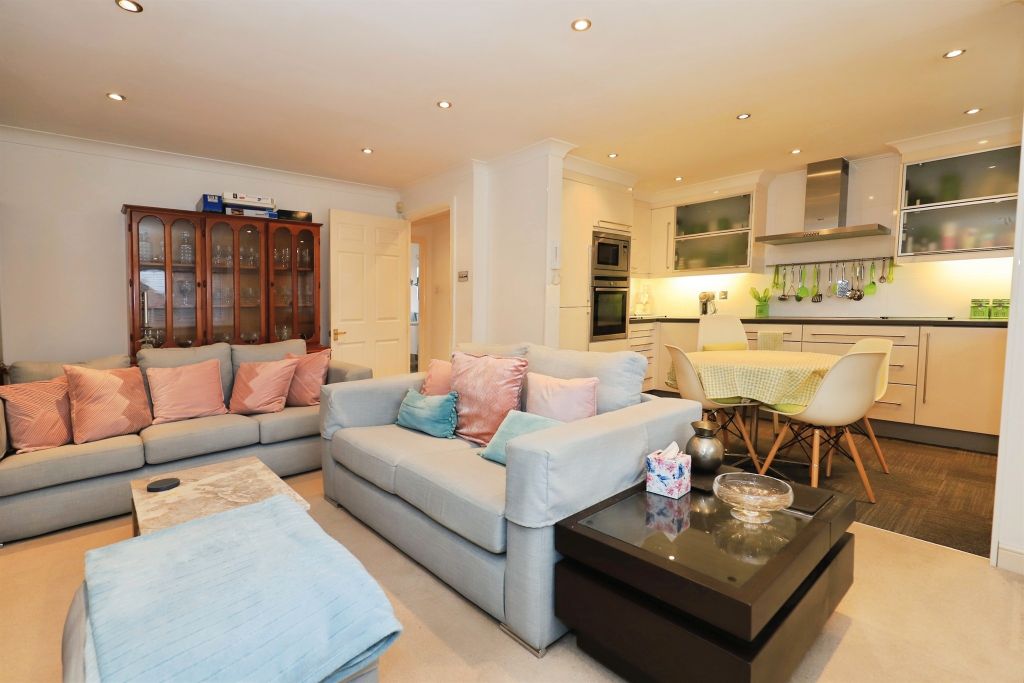 Property photo 2 of 25 Lounge Area