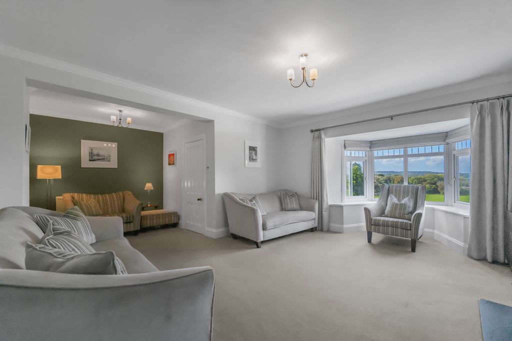 Property photo 3 of 24 Lounge