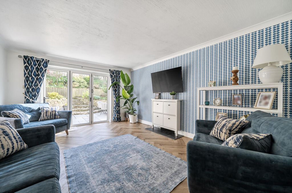 Property photo 3 of 18 Living Room