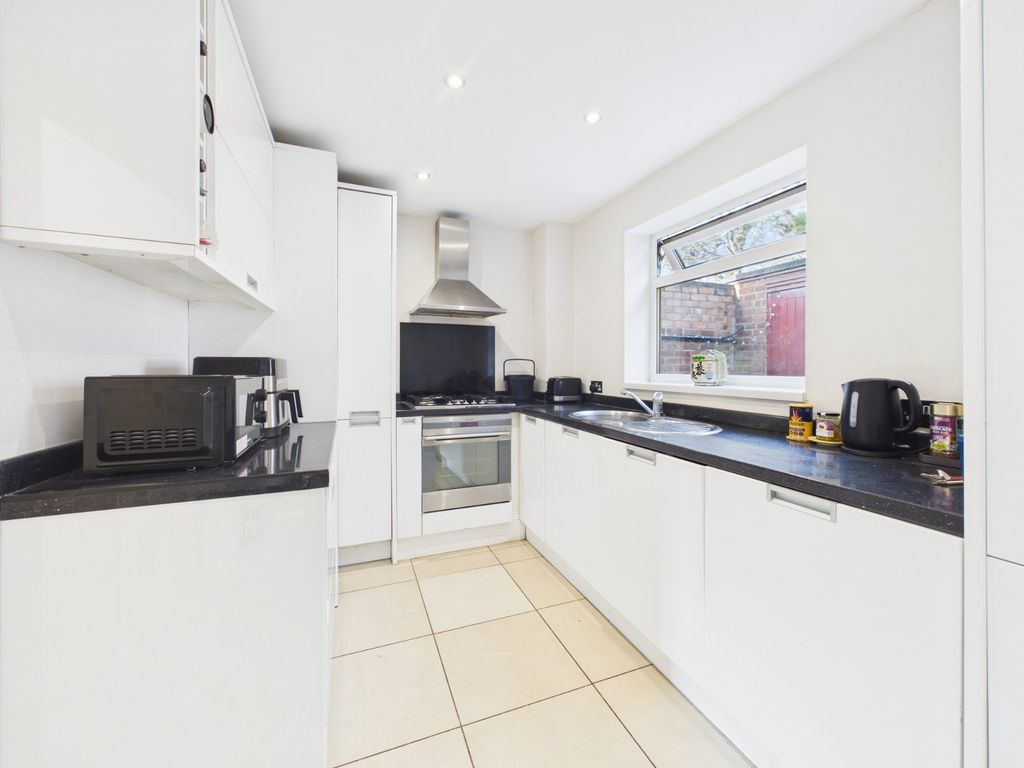 Property photo 3 of 9 Kitchen