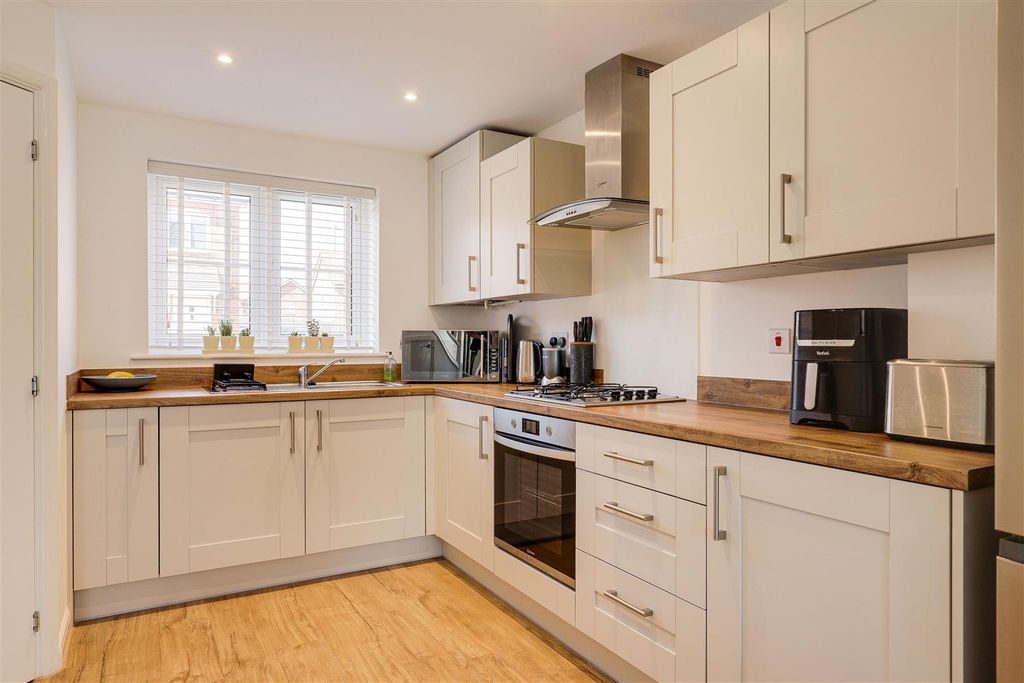 Property photo 2 of 17 11053.Jpg