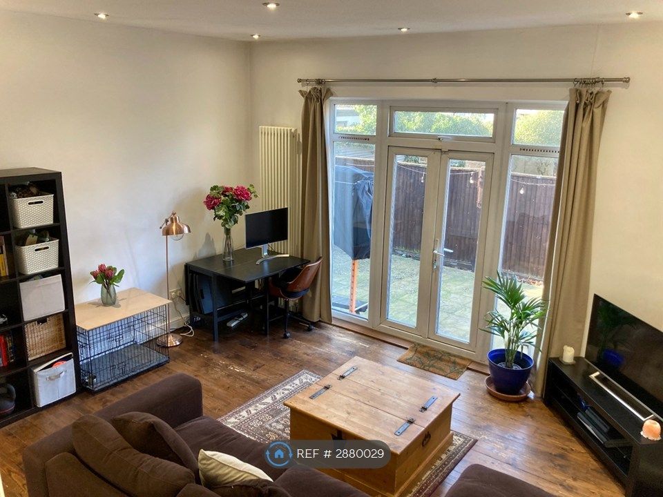 Property photo 1 of 9 Large Lounge/Dining Room With High Ceilings