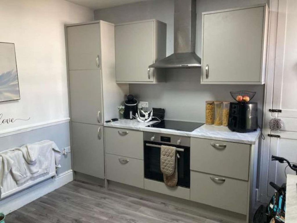 Property photo 2 of 3 27 Westbourne Grove Pic11.Jpg