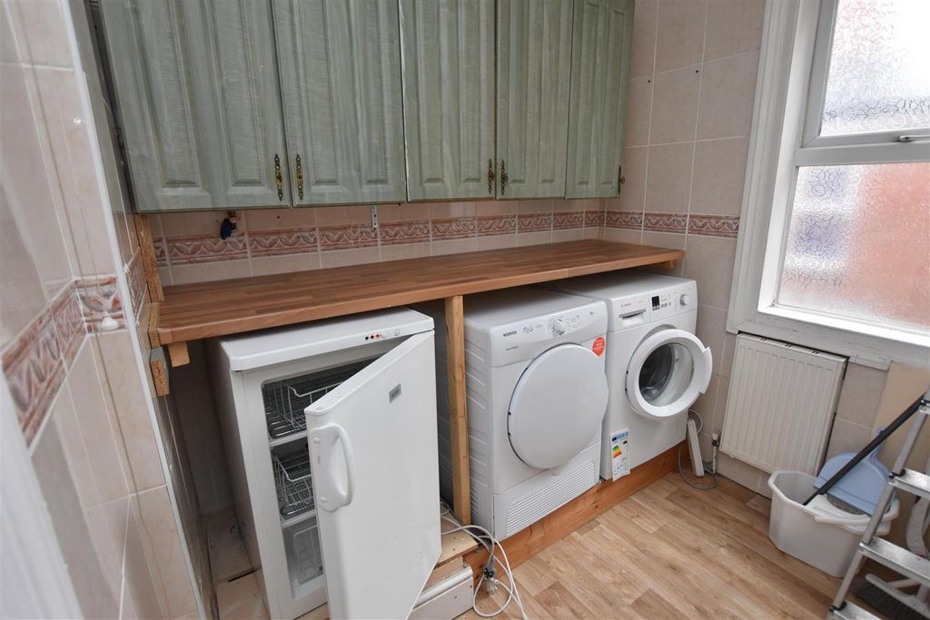 Property photo 2 of 11 Approach