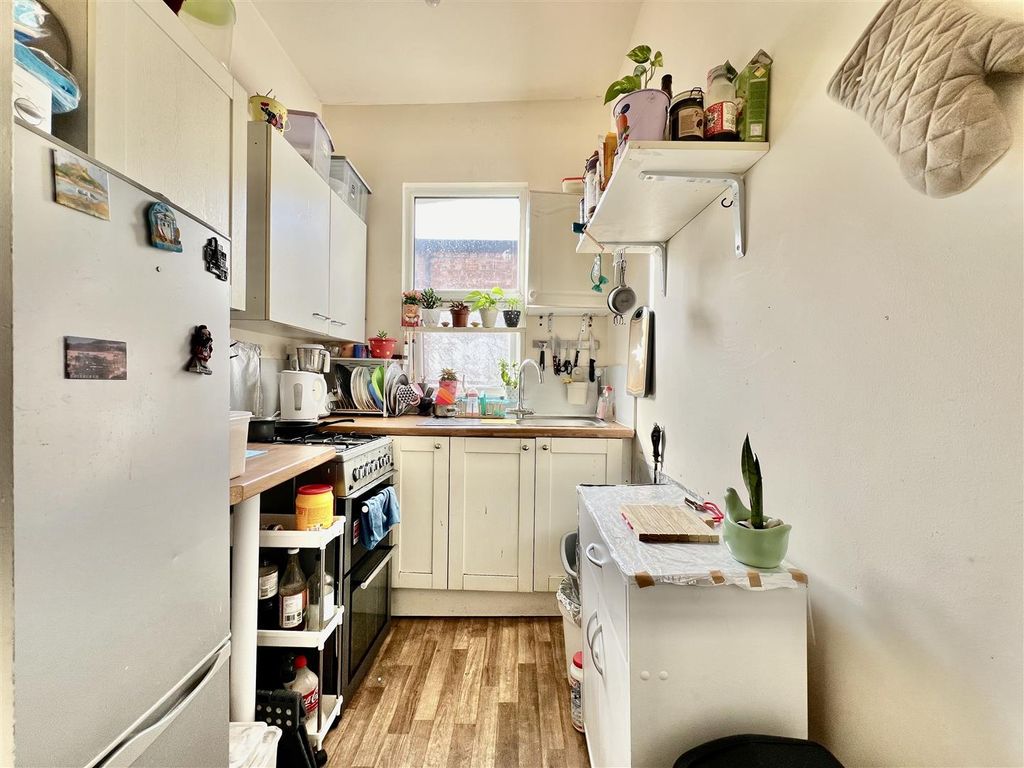 Property photo 1 of 6 Kitchen