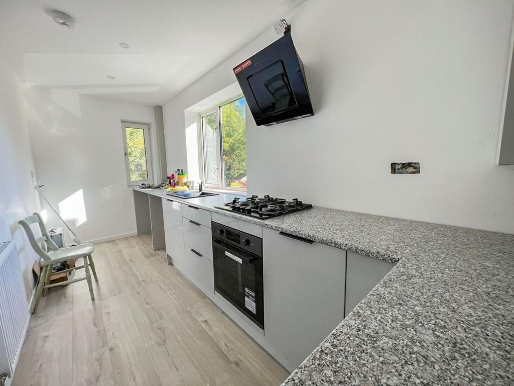 Property photo 3 of 6 Kitchen