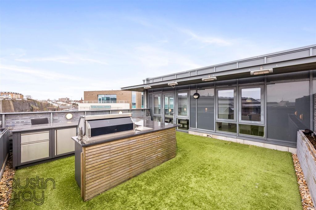 Property photo 3 of 23 Fleet Street, 7, Embankment House, 96-008.Jpg