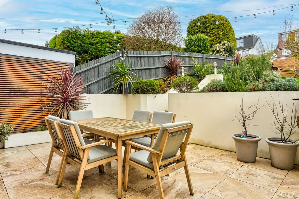 Property photo 2 of 27