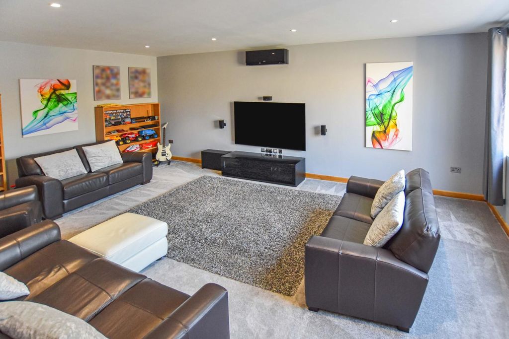 Property photo 3 of 34 Sitting Room