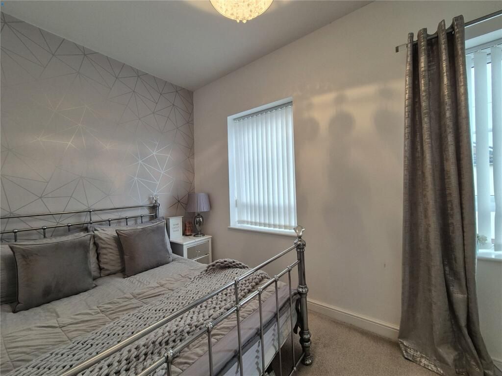 Property photo 3 of 9 Bed 1