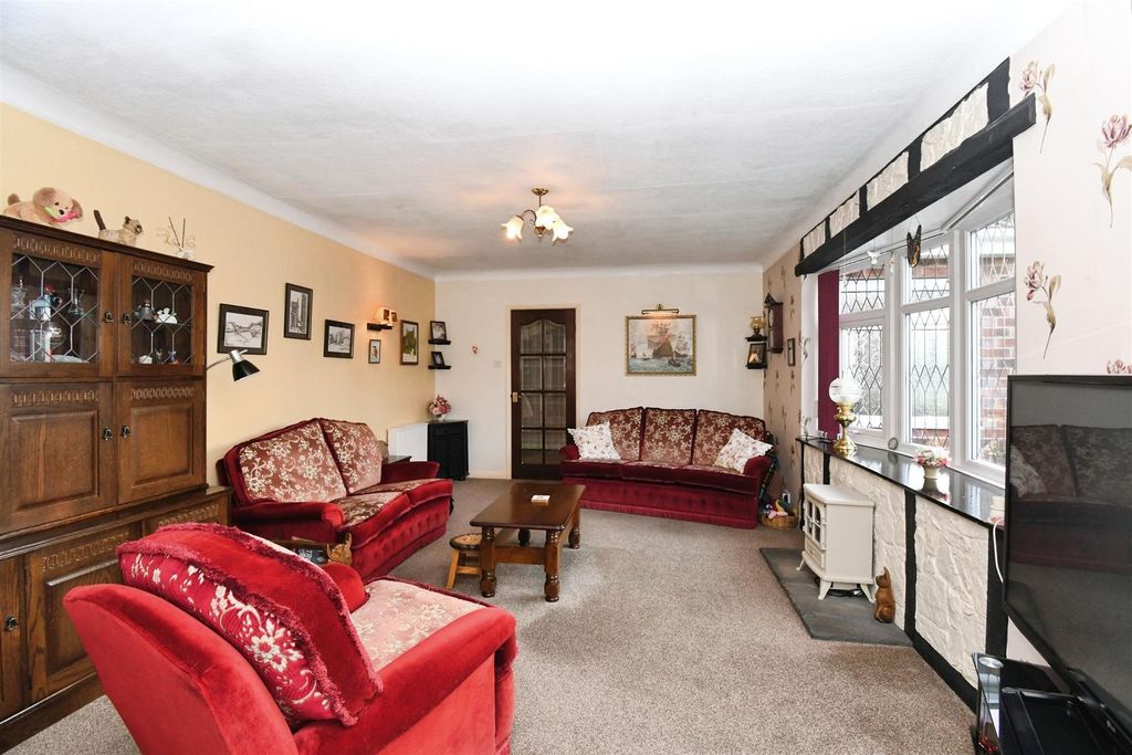 Property photo 2 of 18 Lounge