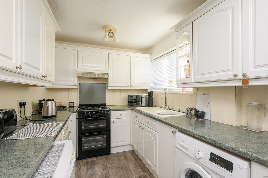 Property photo 2 of 10 Kitchen