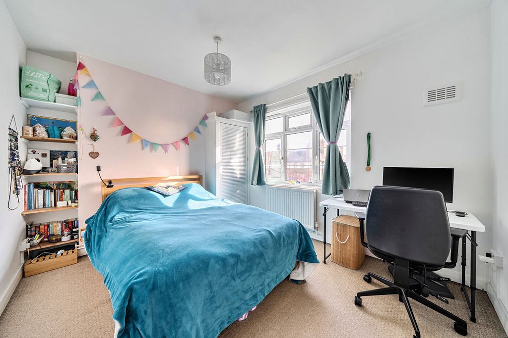 Property photo 2 of 18 Bedroom