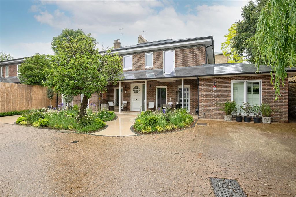 Property photo 1 of 29 5 Hillside Close Hi-64.Jpg