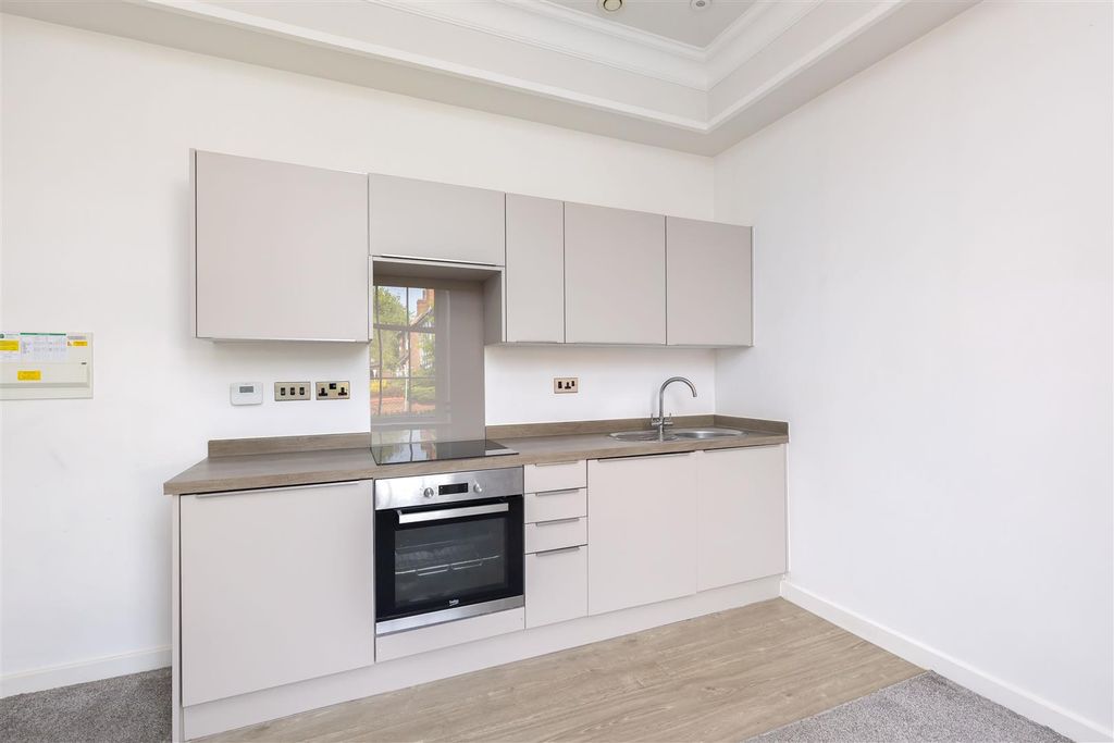 1 bed flat for salePark Road, Chorley PR7 photo 5