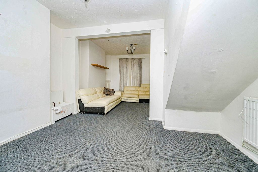 Property photo 3 of 11 Photo