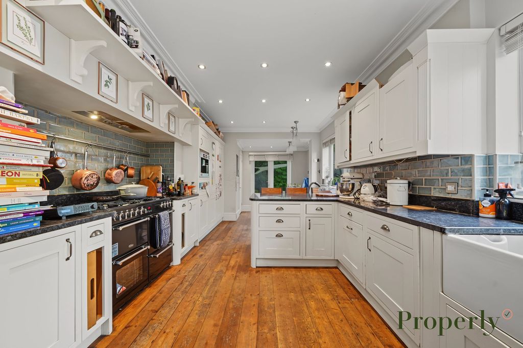 Property photo 3 of 17 Kitchen