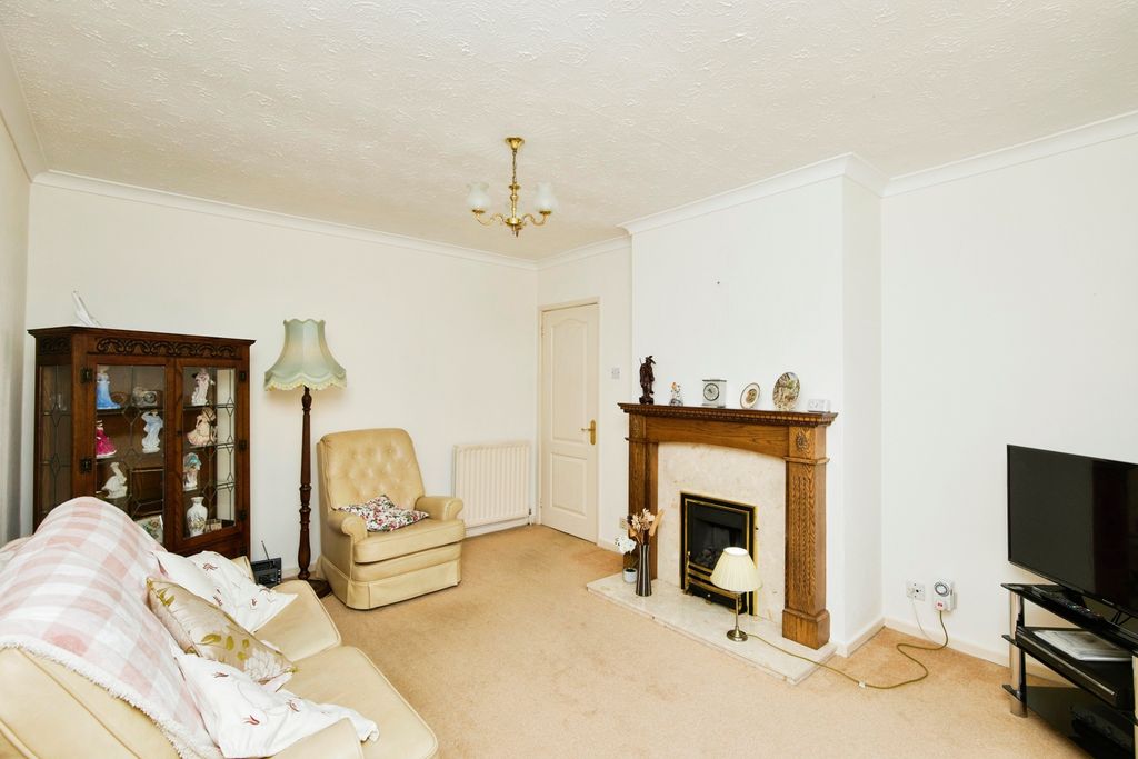 Property photo 2 of 17 Lounge