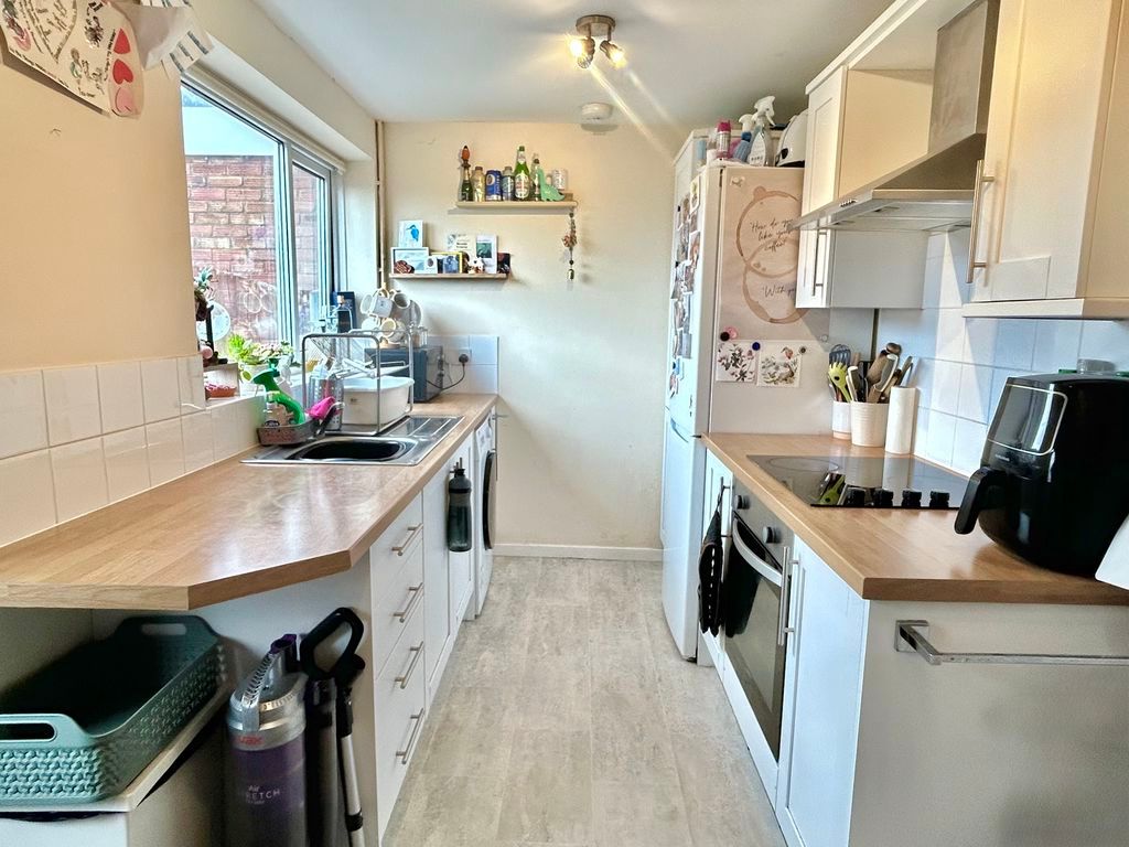 Property photo 2 of 11 Kitchen