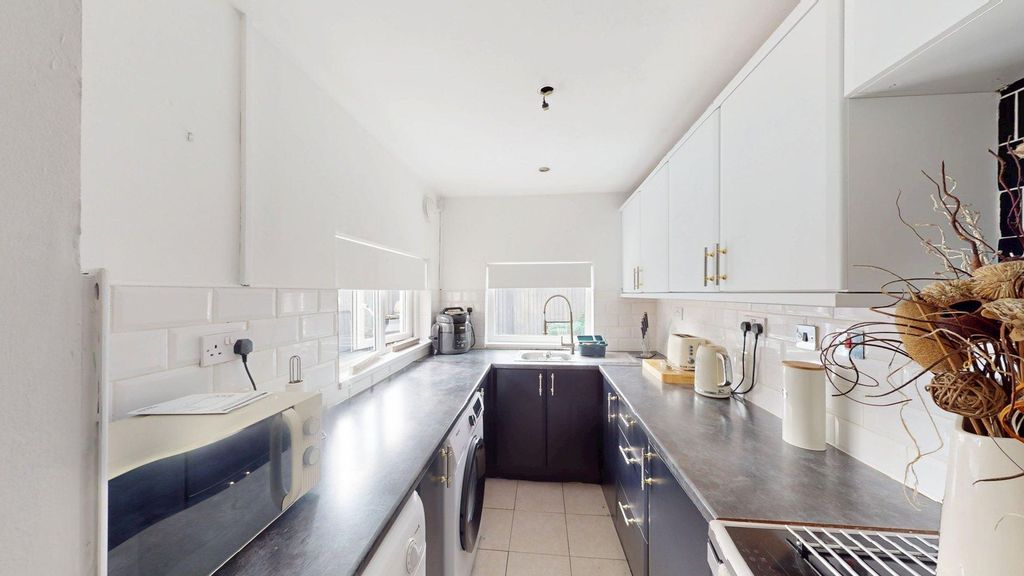 Property photo 3 of 17 Kitchen