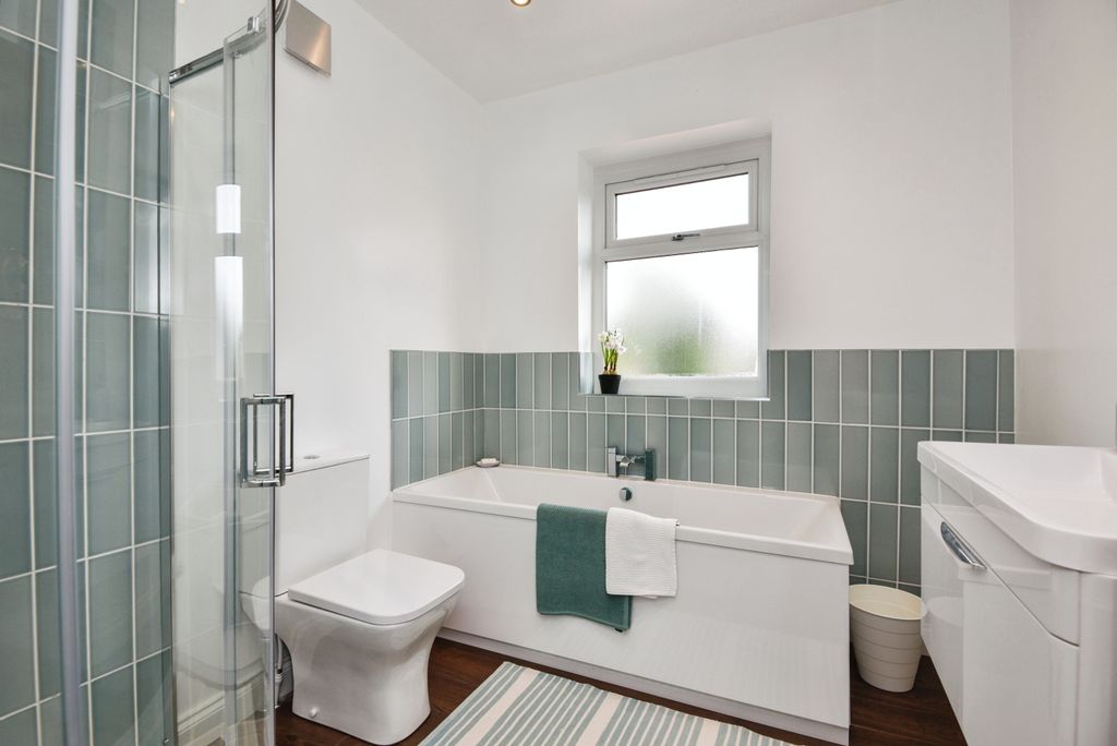 Property photo 3 of 17 Bathroom