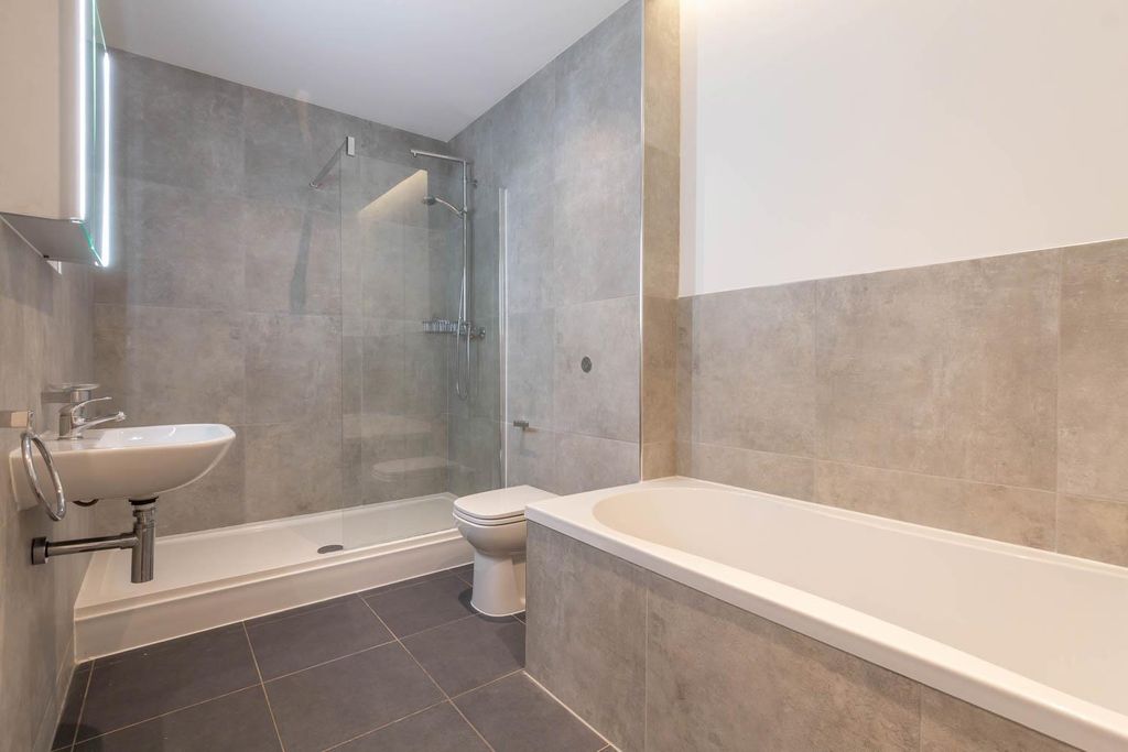 Property photo 3 of 10 Bathroom