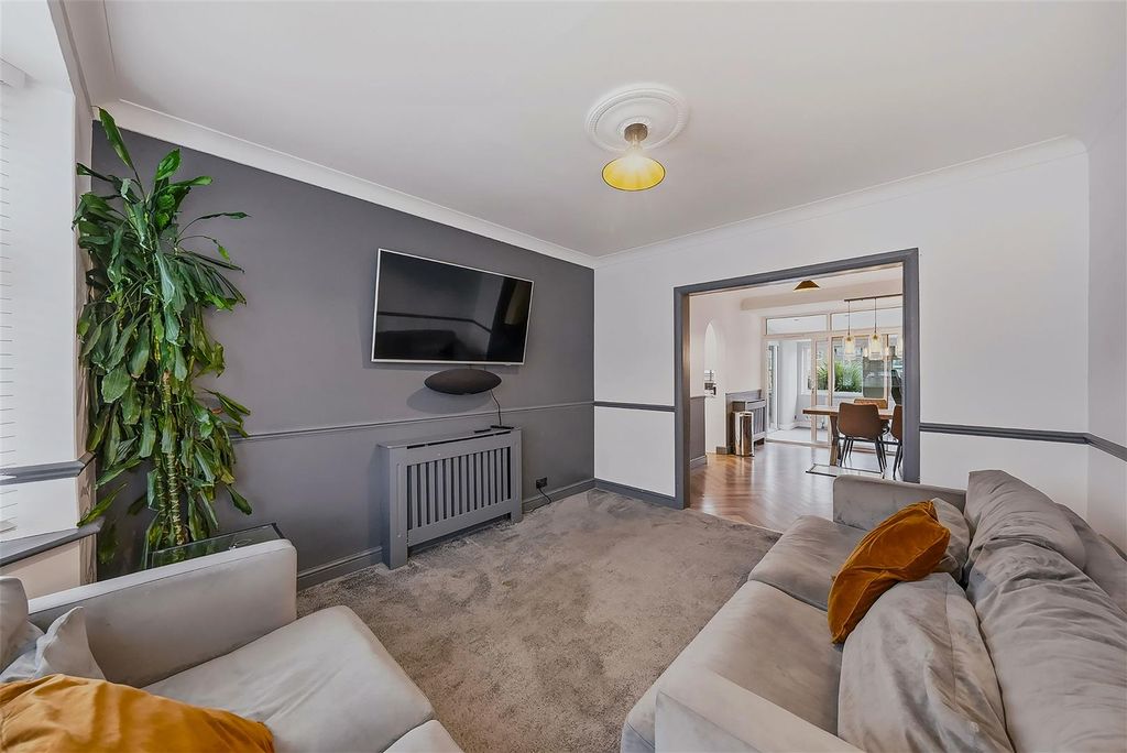 Property photo 3 of 22 Lounge