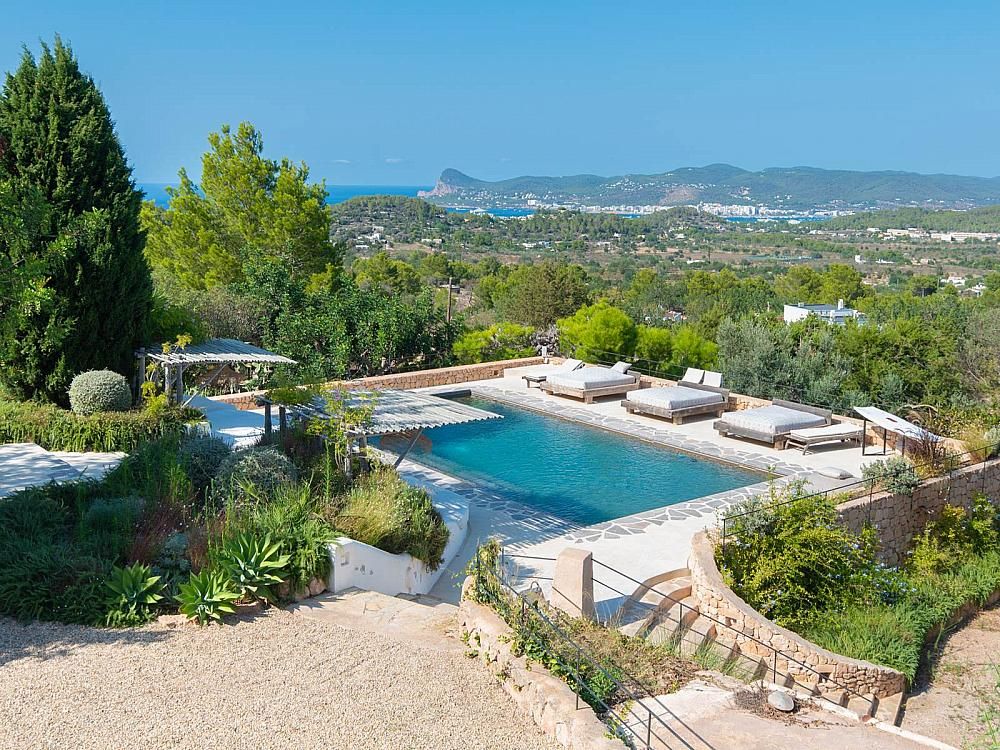 Property photo 2 of 47