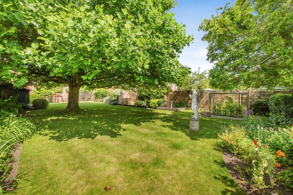 Property photo 3 of 18 Garden