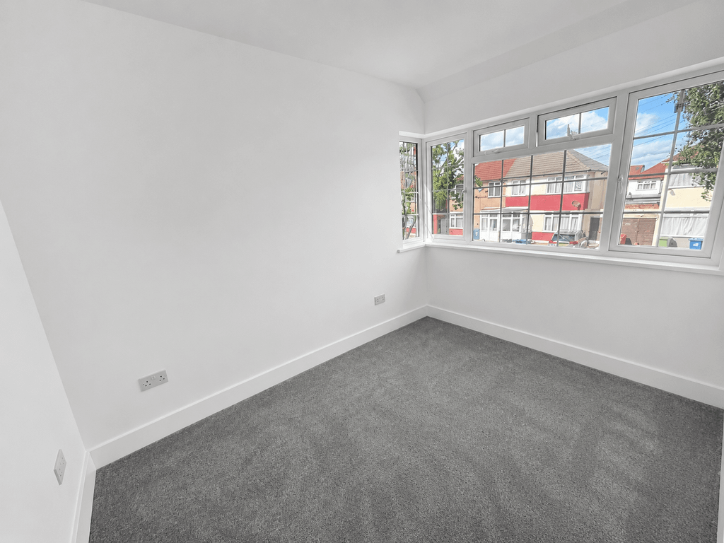 Property photo 1 of 7 3 Bed Flat To Rent