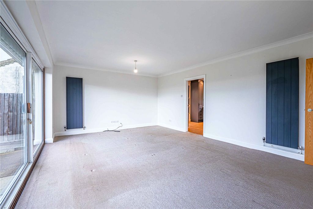 Property photo 3 of 16 Picture No. 23